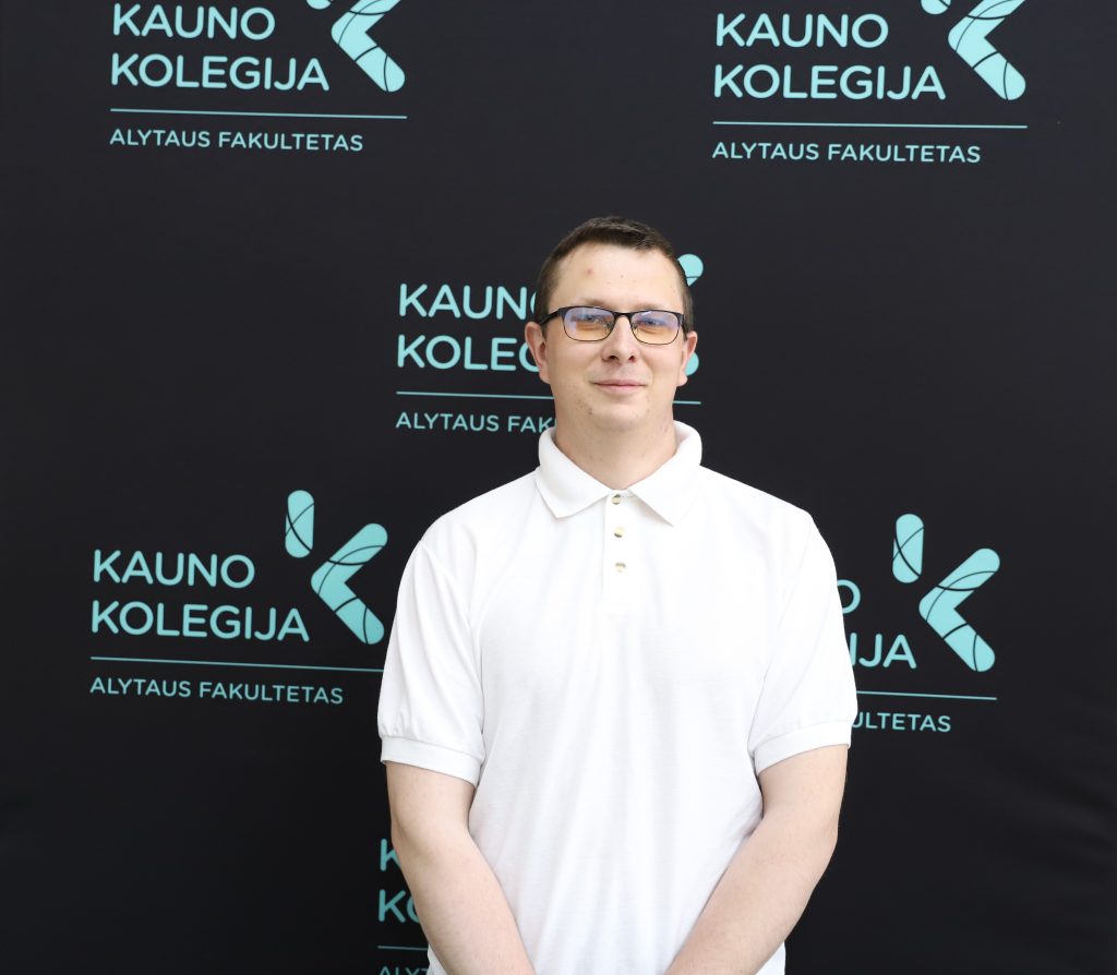 250 eurų vardinė stipendija už geriausią baigiamąjį darbą ir puikius akademinius rezultatus skirta Statinių inžinerinių sistemų studijų programos absolventui Aurimui Juoniui iš Daugų (Alytaus r.).