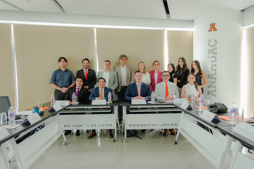 Kauno kolegija Director Dr Andrius Brusokas and Mexican university representatives signing an official cooperation agreement.