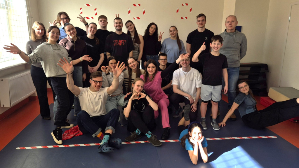 Kauno kolegijos kineziterapijos studentai ir dėstytojai po vaikų laikysenos vertinimo mokykloje-darželyje „Gilė“ įsiamžino bendroje nuotraukoje praktinių užsiėmimų erdvėje.