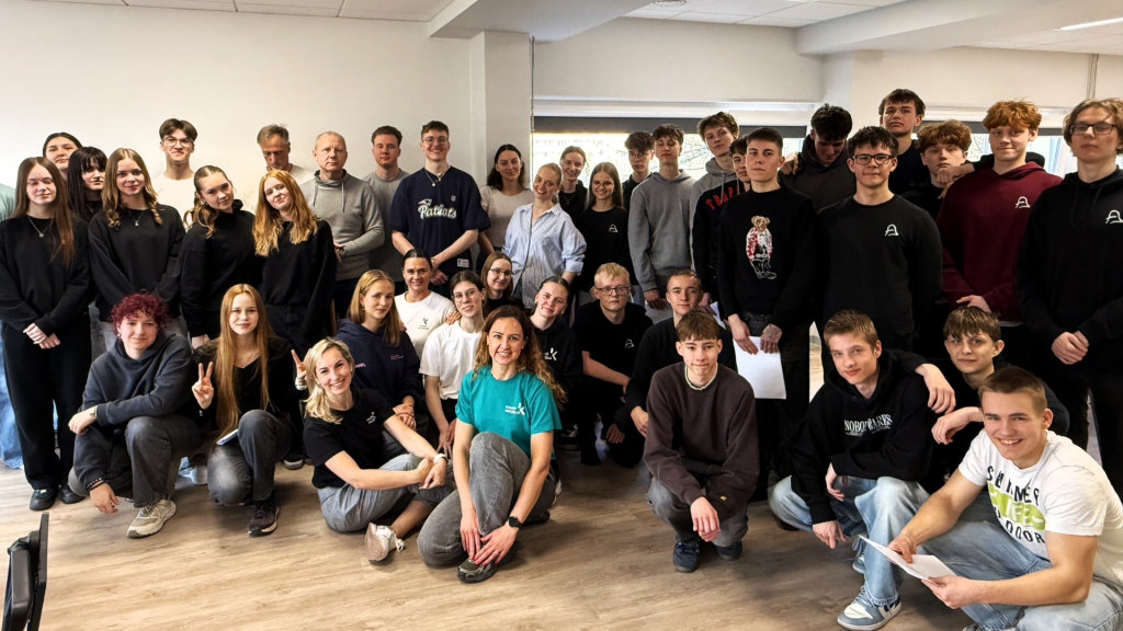 Kauno „Varpo“ gimnazijoje po integruotos kineziterapijos pamokos bendroje nuotraukoje įsiamžino moksleiviai, Kauno kolegijos kineziterapijos studentai ir dėstytojai.