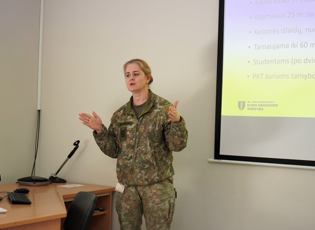 Karo medicinos tarnybos atstovė Kauno kolegijos Medicinos fakultete pristato tarnybos veiklą ir karjeros galimybes slaugos studijų programos studentams.