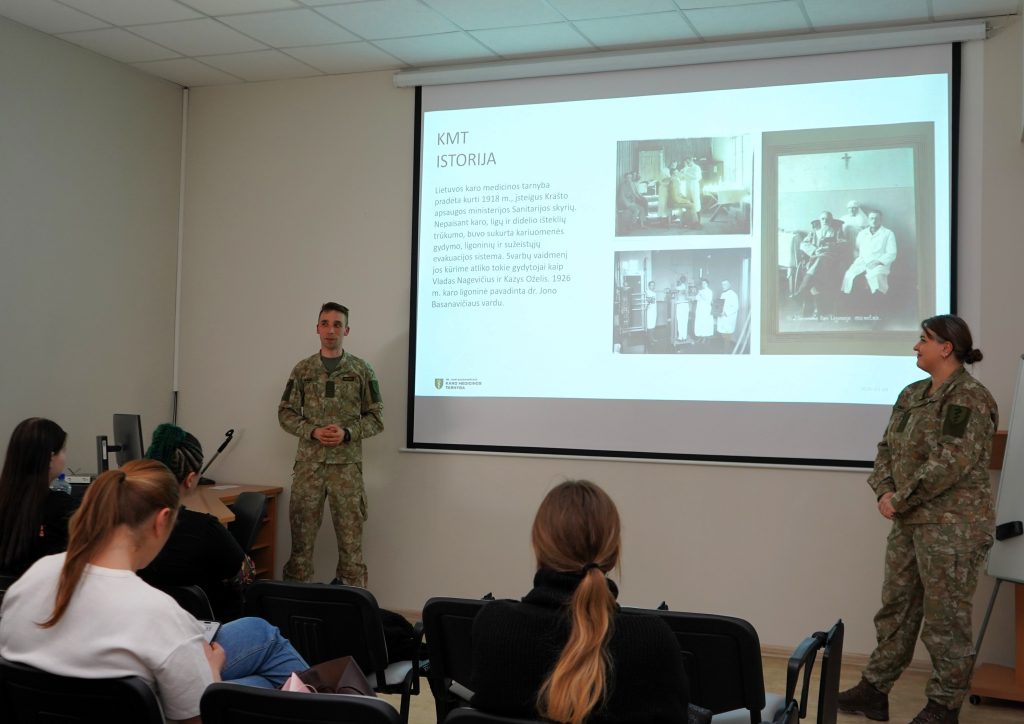 Lietuvos kariuomenės atstovai slaugos studijų programos studentams pristato tarnybos istoriją ir veiklą.