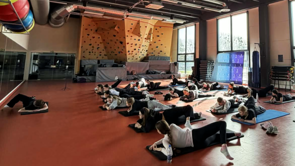 Odontologinės priežiūros studijų programos studentai praktinio užsiėmimo metu atlieka tempimo pratimus bei sužino kas yra ergonomika odontologijoje.