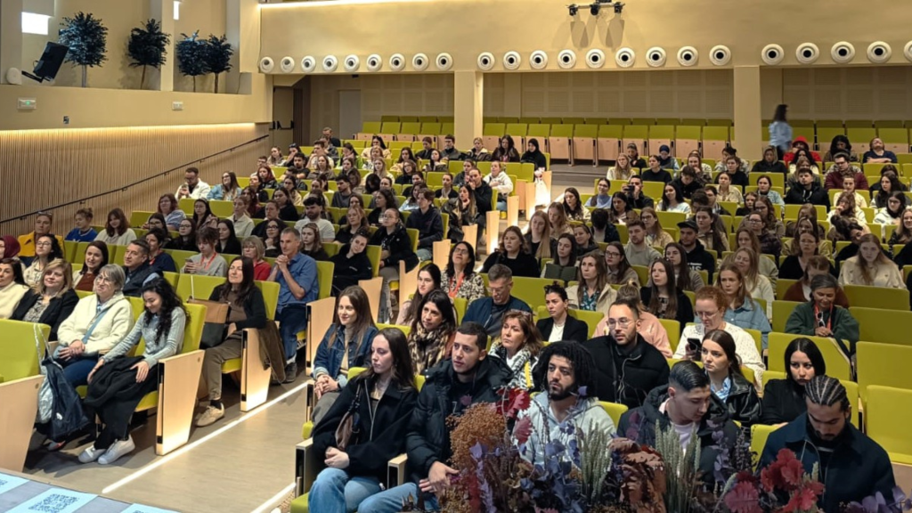 Tarptautinio renginio dalyviai ir studentai susirinkę auditorijoje Ispanijoje vykusio BIP „Sveikata ir gera savijauta“ metu