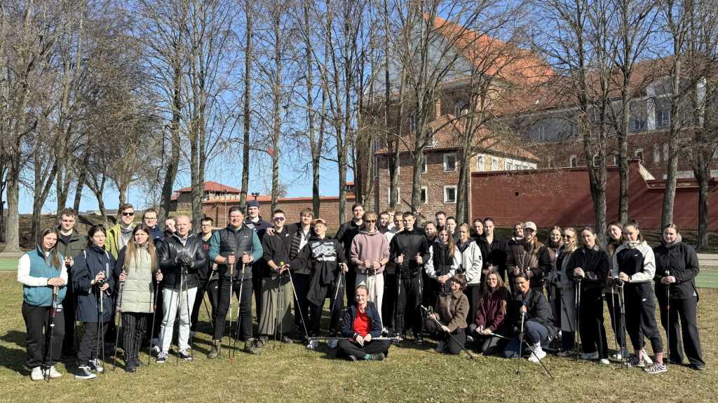 Kauno kolegijos Medicinos fakulteto kineziterapijos studentai po šiaurietiškojo ėjimo paskaitos lauke pozuoja bendrai nuotraukai su instruktoriais