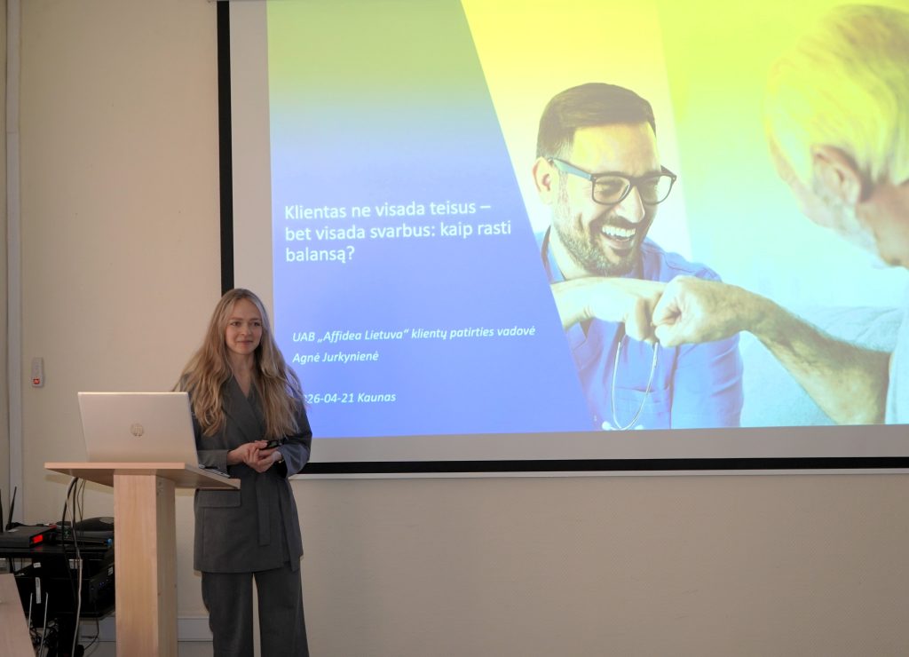 Pranešėja skaito pristatymą konferencijoje „Mokslas ir studijos: 2026“, ekrane rodoma tema apie klientų patirtį.