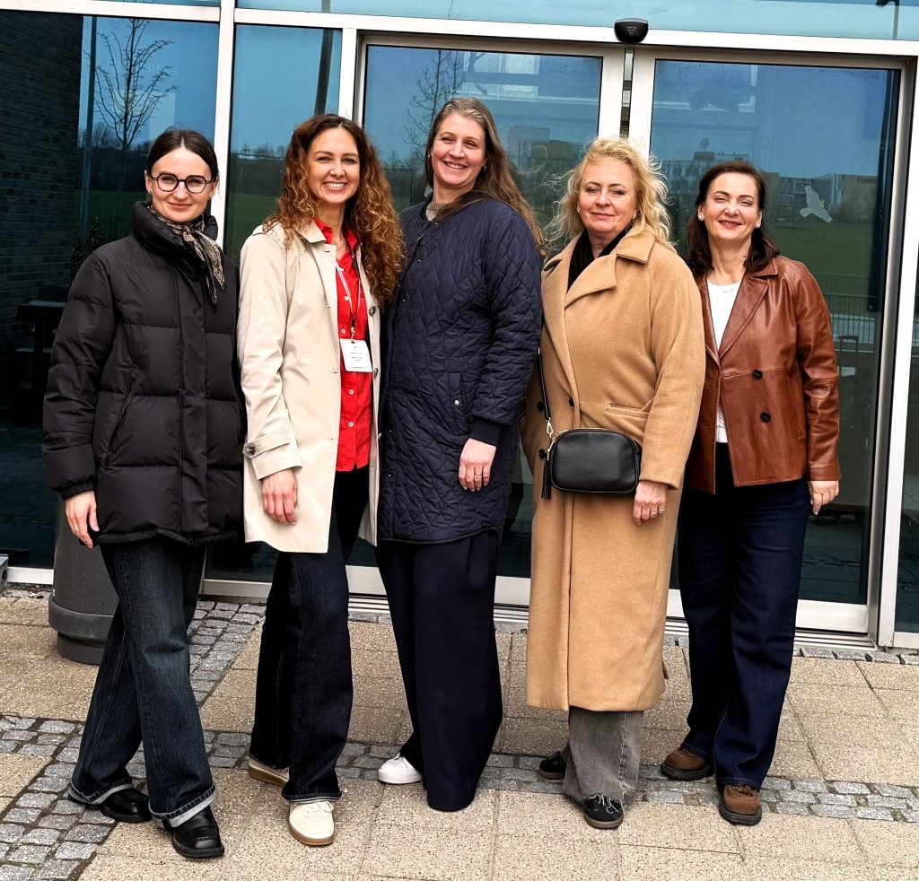 ENPHE Workshop 2026 dalyvės stovi prie University College of Northern Denmark pastato.