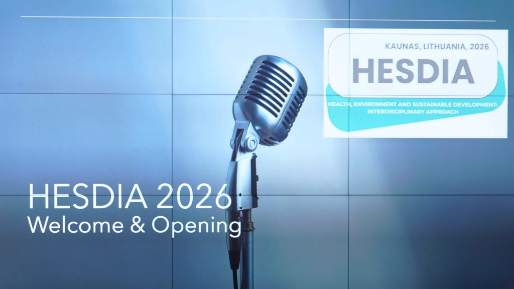 Ekrane matomas HESDIA 2026 renginio atidarymo vaizdas: mėlyname fone centre pavaizduotas retro stiliaus mikrofonas, kairėje pusėje baltu tekstu parašyta „HESDIA 2026 Welcome & Opening“, o dešinėje viršuje matomas HESDIA logotipas su užrašu „Kaunas, Lithuania, 2026“.