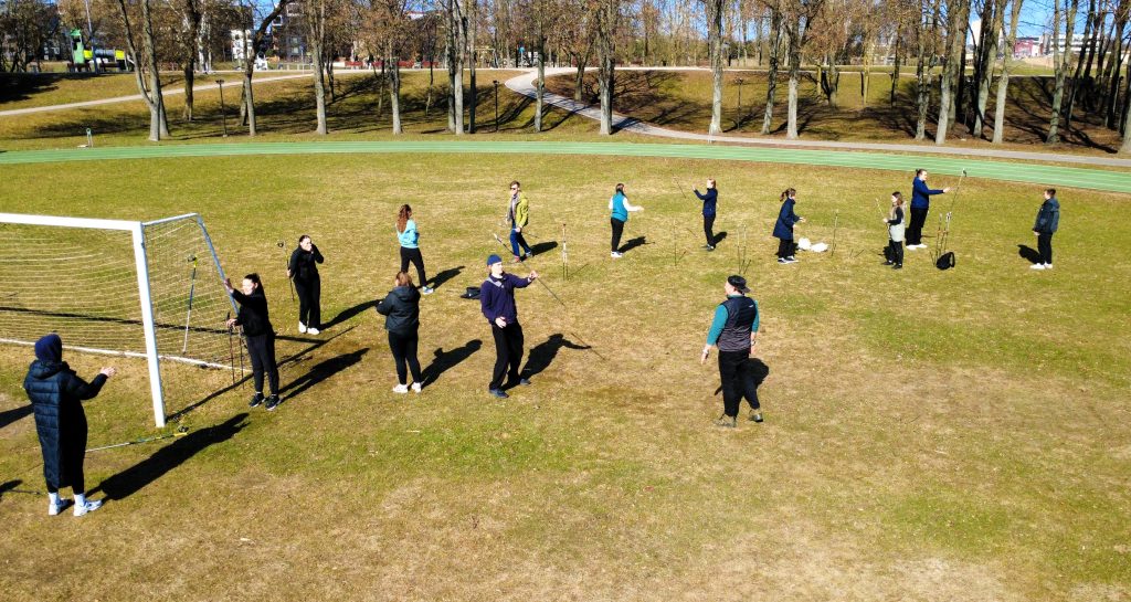 Kauno kolegijos Medicinos fakulteto kineziterapijos studentai praktikuoja šiaurietiškojo ėjimo techniką lauke