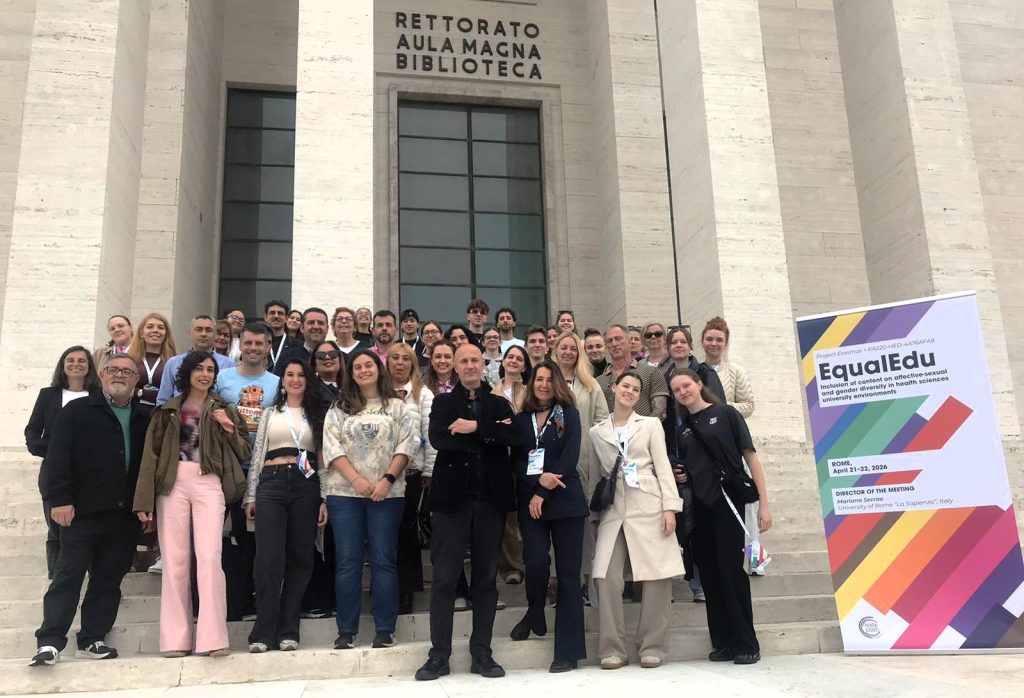 EqualEdu partnerių susitikimas Romoje: projekto partneriai fotografuojasi prie Sapienza universiteto pastato ir EqualEdu stendo.