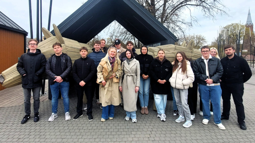 Skubiosios medicinos pagalbos studentai su psichologijos dėstytoja Rasa Vaitkiene pozuoja bendroje nuotraukoje Anykščiuose, po edukacinės išvykos į „Jausmų muziejų“.
