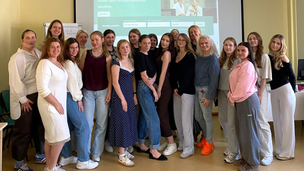 Tarptautinė BIP programa - jos dalyviai stovi Kauno kolegijos Medicinos fakulteto auditorijoje ir pozuoja bendrai nuotraukai.