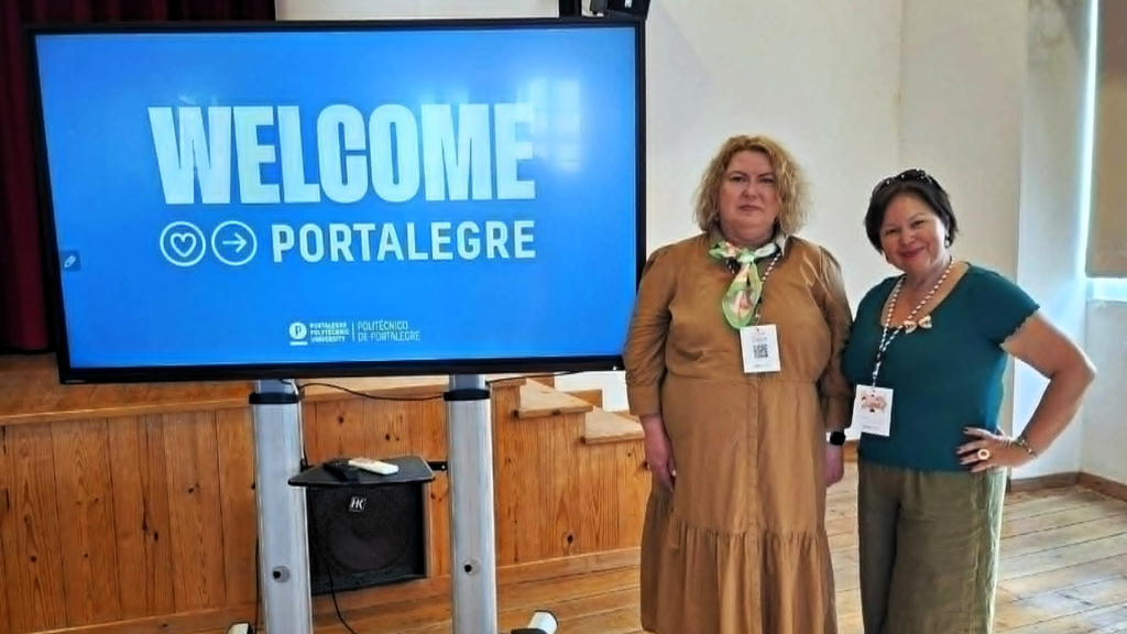 Kauno kolegijos Medicinos fakulteto lektorės Erasmus+ vizito Portugalijoje metu prie Portalegre Polytechnic University pasitikimo ekrano.