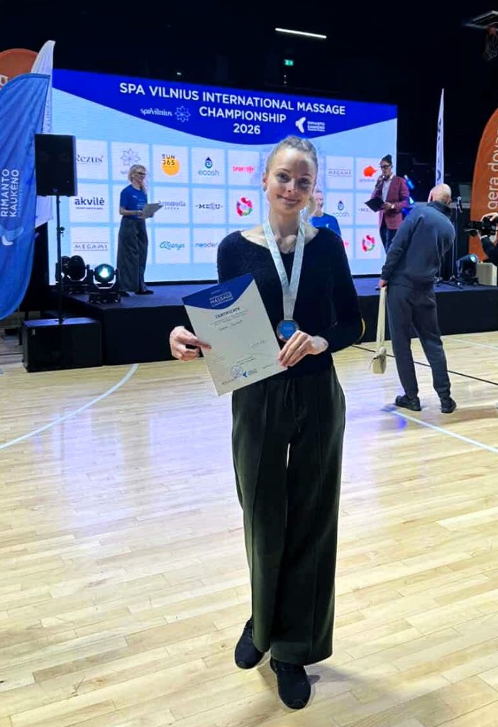 Kauno kolegijos studentė su medaliu ir sertifikatu tarptautiniame masažo čempionate SPA VILNIUS.