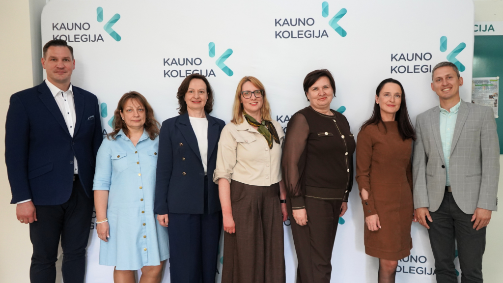 Kauno kolegijos Medicinos fakulteto ir Alytaus apskrities S. Kudirkos ligoninės atstovai pozuoja prie Kauno kolegijos stendo po susitikimo, kuriame aptartos bendradarbiavimo galimybės.