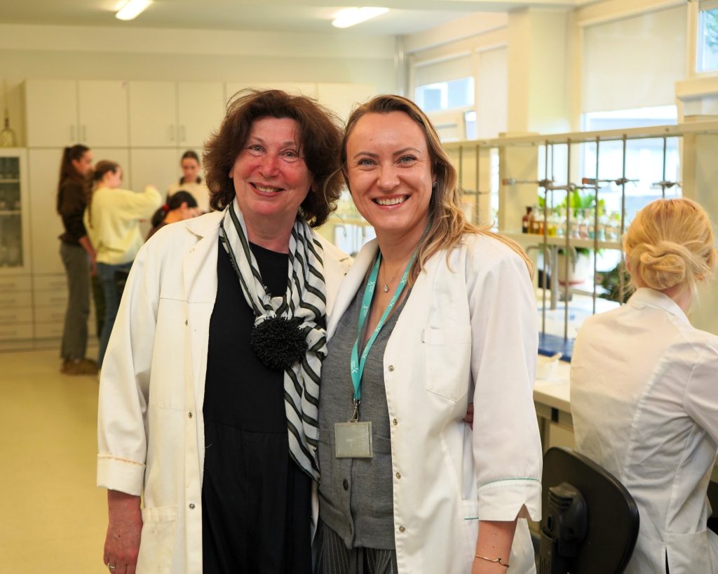 Kauno kolegijos Medicinos fakulteto dėstytojos laboratorijoje Erasmus+ BIP savaitės „Holistic Natural Cosmetics“ metu.