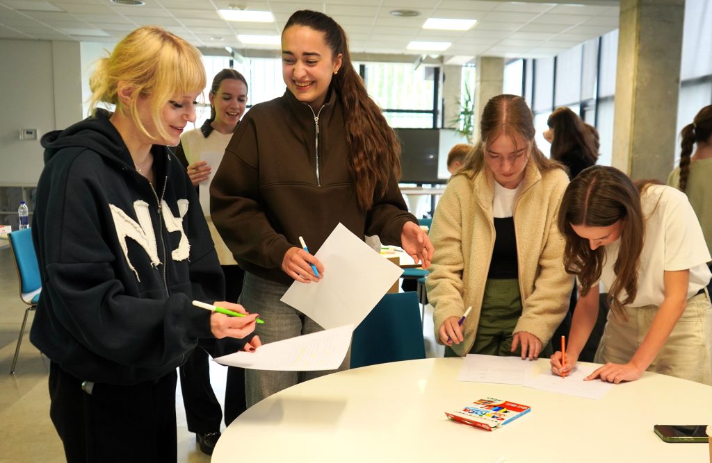 Tarptautinės Erasmus+ BIP savaitės studentai grupėje atlieka praktinę užduotį.