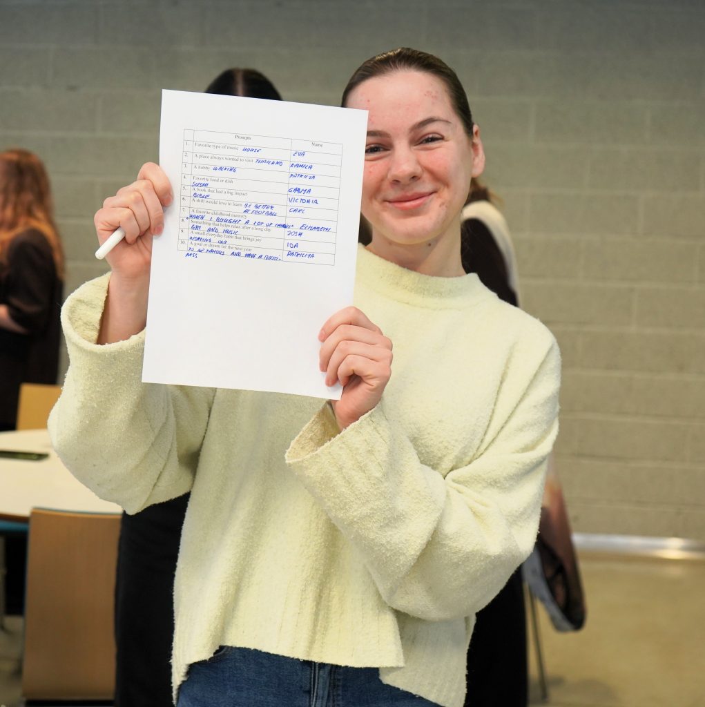 Erasmus+ BIP savaitės dalyvė pristato atliktos praktinės užduoties rezultatus.
