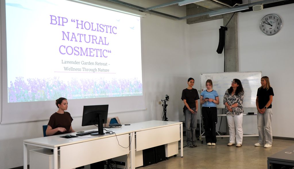 Erasmus+ BIP savaitės dalyviai pristato projektą „Lavender Garden Retreat – Wellness Through Nature“.