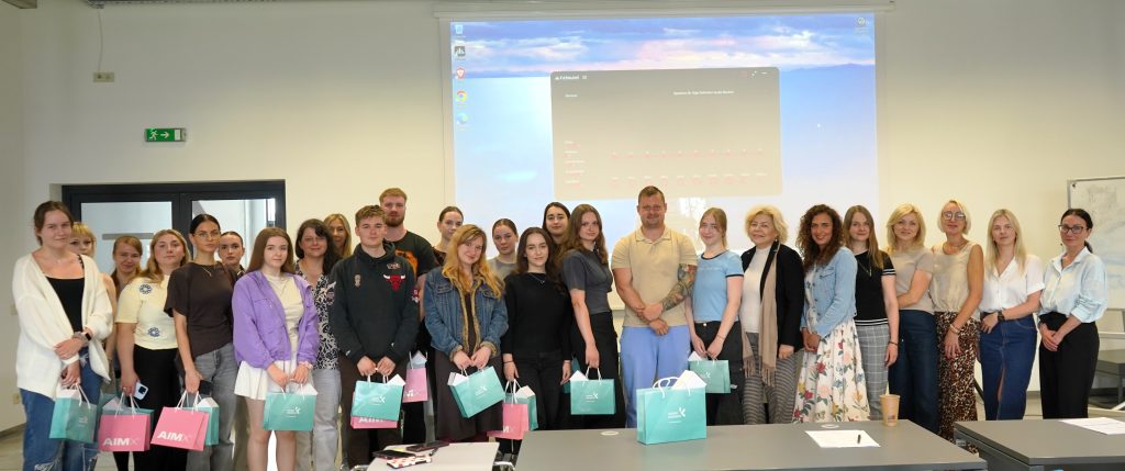 Tarptautinės Erasmus+ BIP savaitės „Holistic Natural Cosmetics“ dalyviai ir dėstytojai pozuoja bendrai nuotraukai.