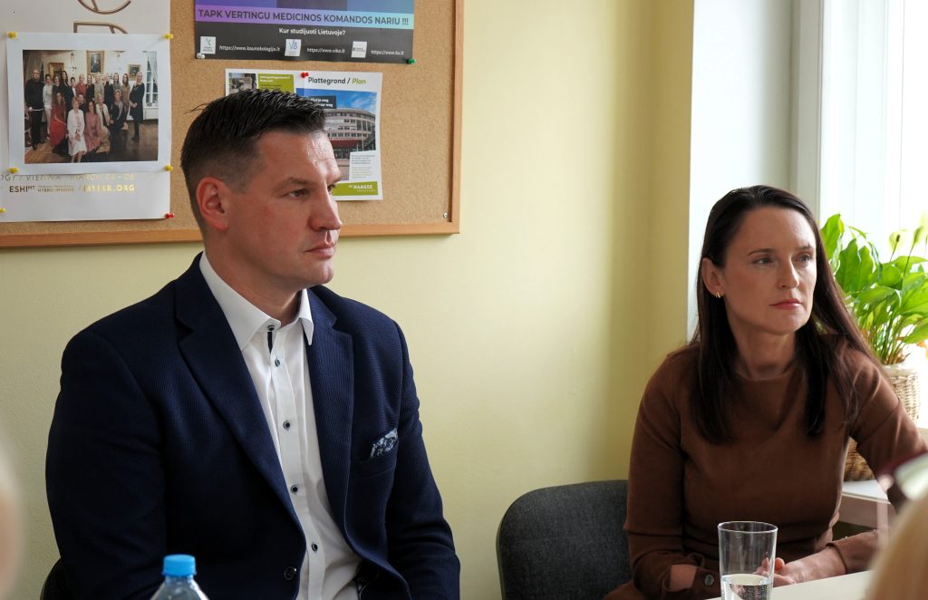 Kauno kolegijos Medicinos fakulteto susitikimo dalyviai klausosi diskusijos, kurioje aptariamos bendradarbiavimo galimybės su Alytaus ligonine.