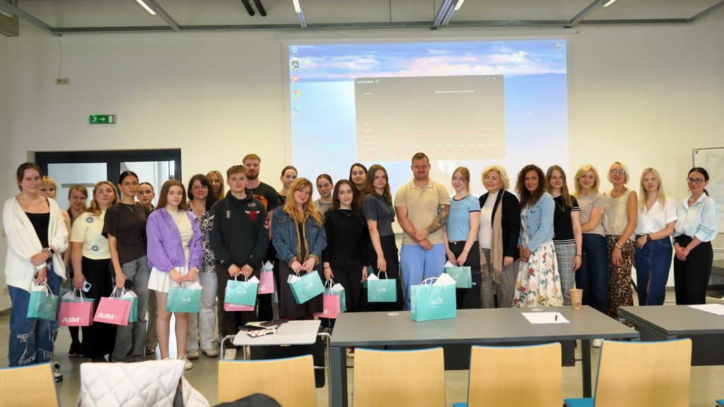 Tarptautinės Erasmus+ BIP savaitės „Holistic Natural Cosmetics“ dalyviai ir dėstytojai auditorijoje Kauno kolegijos Medicinos fakultete po programos veiklų.