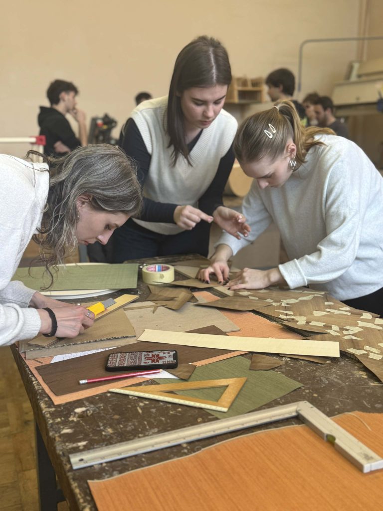 Objektų konservavimo ir restauravimo studentai Slovėnijoje