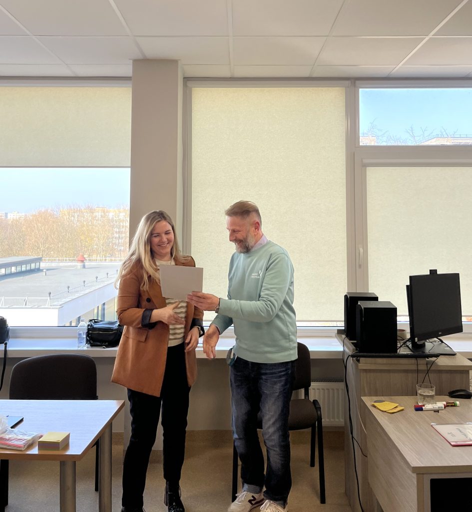 Lekt. Ovidijus Grincevičius įteikia pažymėjimąsocialinio darbo mokymų dalyvei