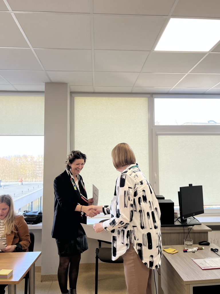 A. Kavaliauskienė įteikia pažymėjimąsocialinio darbo mokymų dalyvei