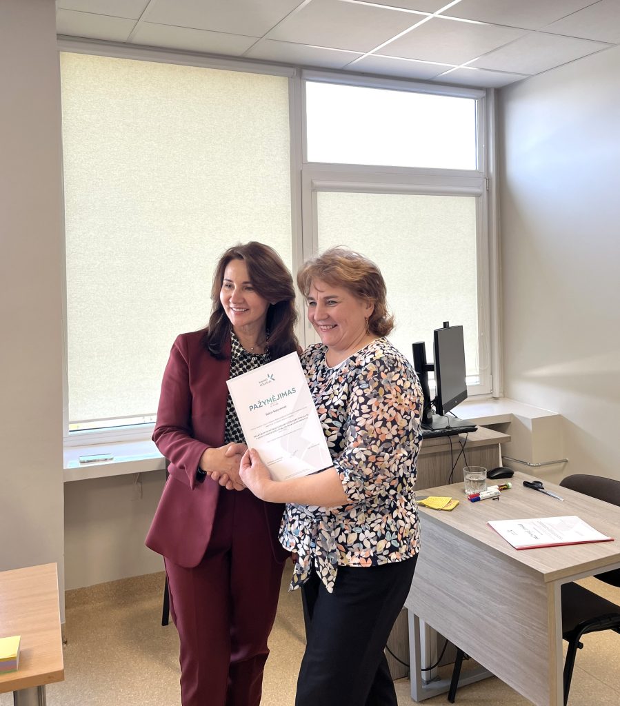V. Kondratavičienė įteikia pažymėjimąsocialinio darbo mokymų dalyvei