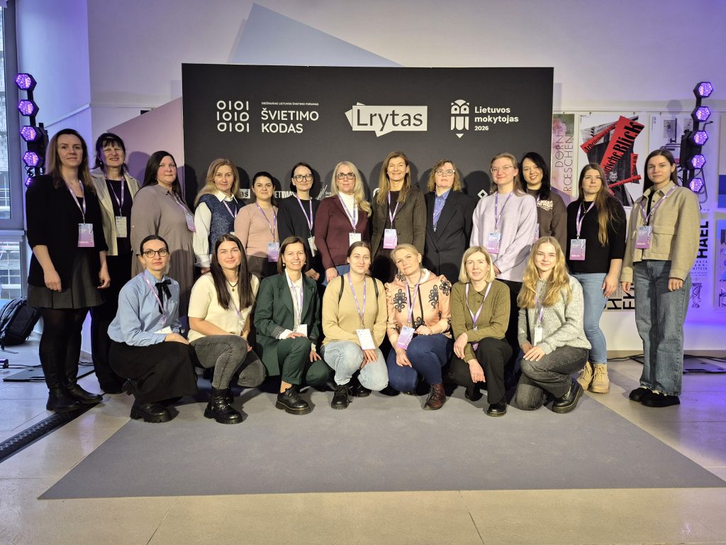 Kauno kolegijos dėstytoja dr. Jovita Starkutė kartu su Pedagogikos katedros studentėmis švietimo forume.