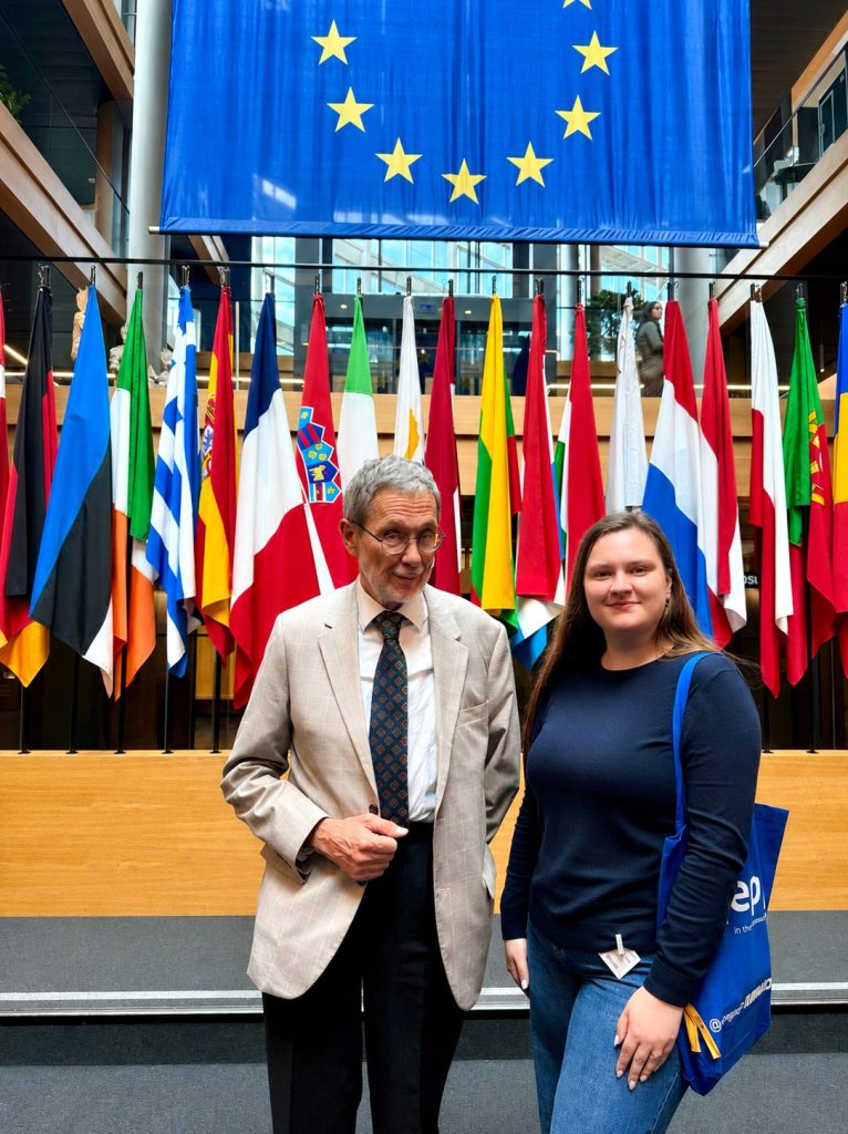 Kauno kolegijos absolventė Greta Slapšytė su Liudu Mažyliu - Europos Parlamente Strasbūre.