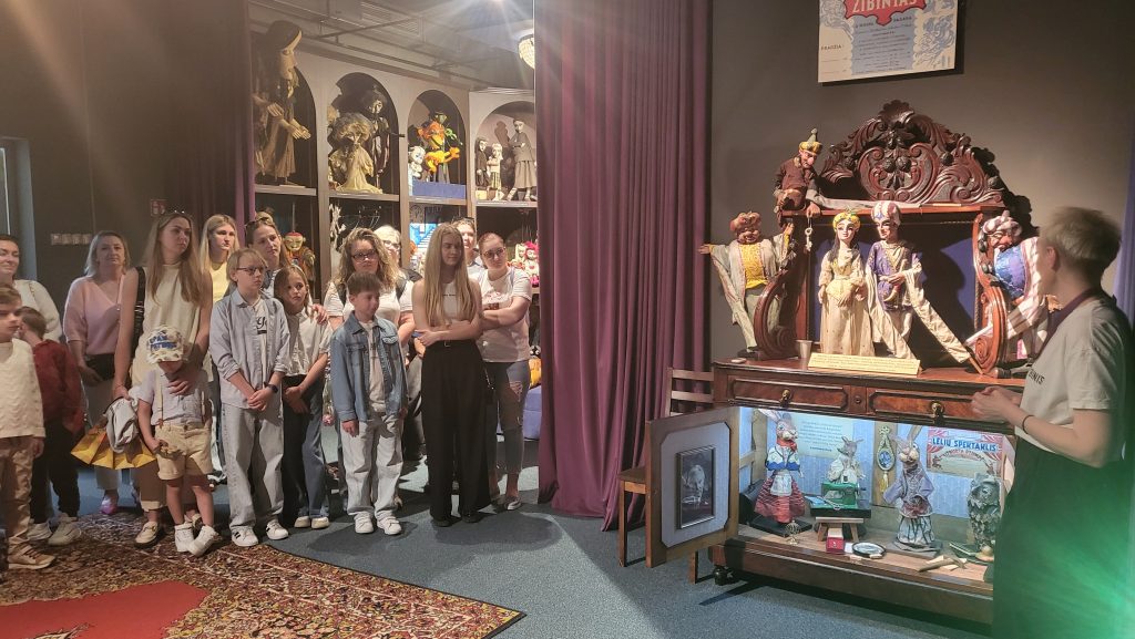 Studentai lėlių teatre