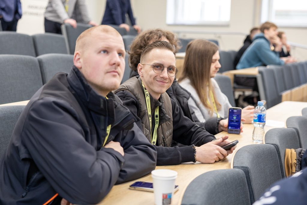 Kauno kolegijos Alytaus fakulteto studentai auditorijoje konkurso „Geriausias jaunasis automobilininkas 2026“ metu.