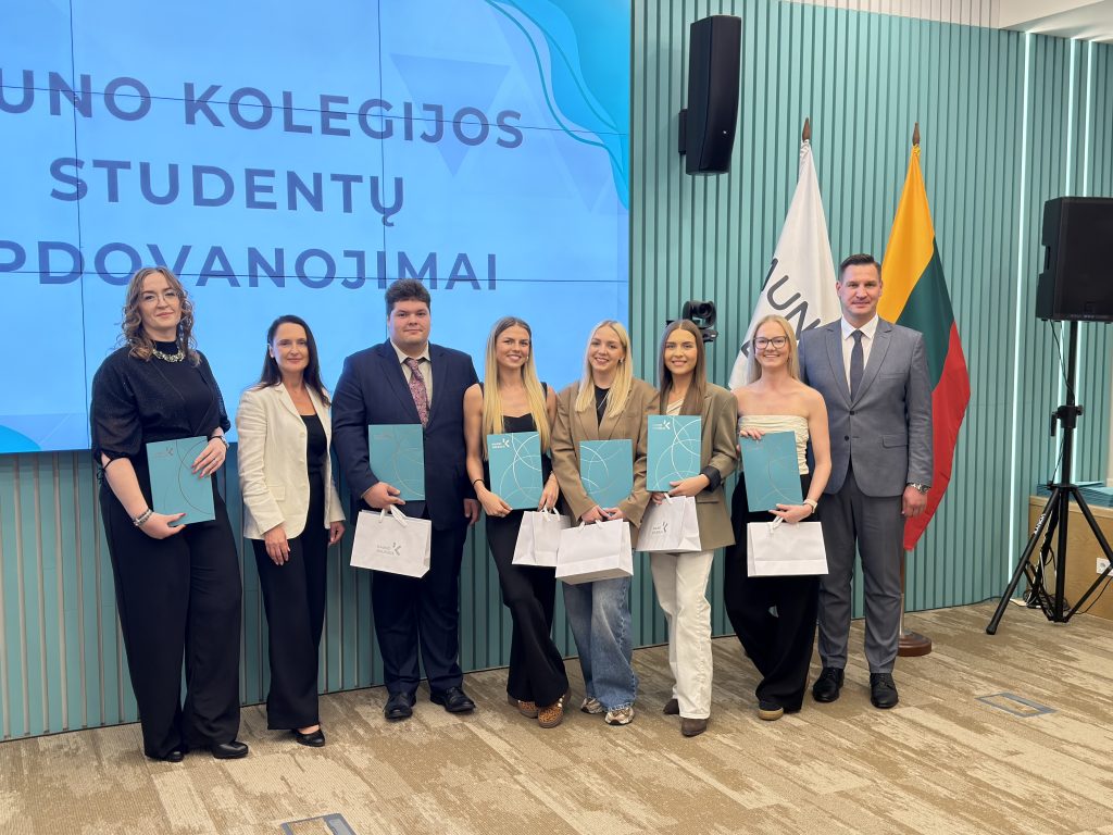 Kauno kolegijos direktorius dr. Andrius Brusokas ir kiti atstovai kartu su geriausiais studentais po apdovanojimų įteikimo ceremonijos.