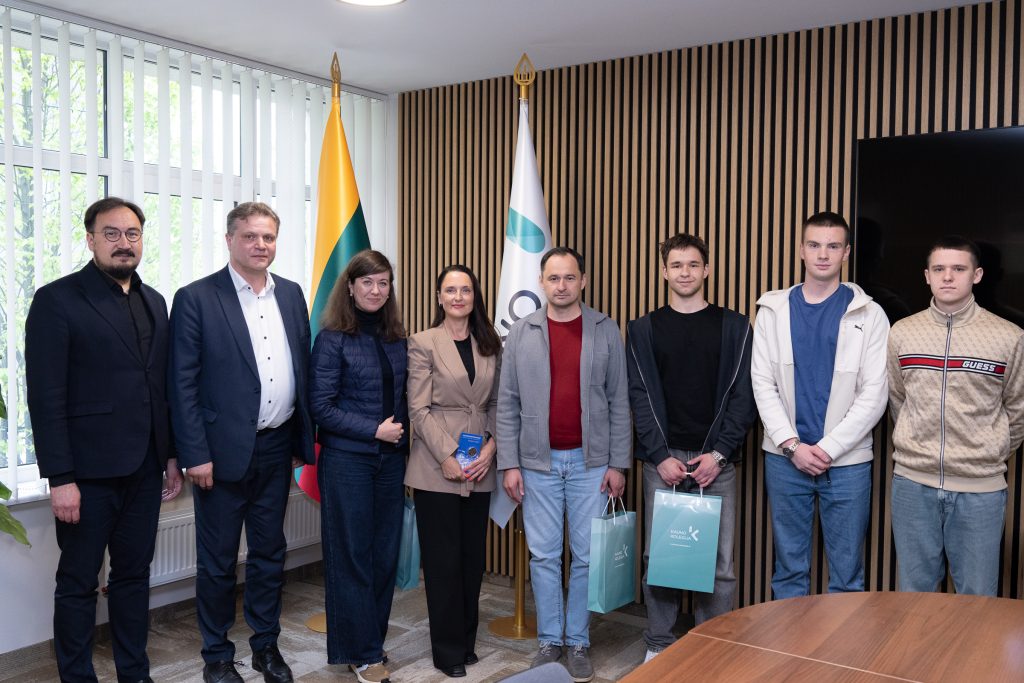 Kauno kolegijos atstovų, Ukrainos parlamentarų dr. Yulios Ovchynnykovos bei dr. Maksymo Dyrdino ir ukrainiečių studentų bendra nuotrauka vizito metu.