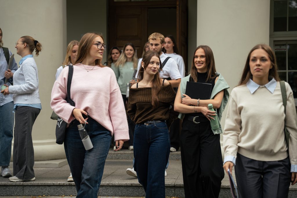 Kauno kolegijos studentai išeina iš fakulteto pastato po paskaitų.